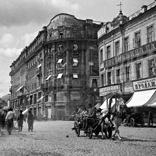 Зачем большевики перенесли столицу из Питера в Москву? Зачем большевики перенесли столицу из Питера в Москву?