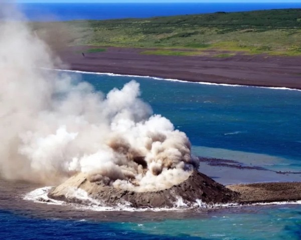 У японского побережья после извержения подводного вулкана из моря появился новый остров (3 фото ) У японского побережья после извержения подводного вулкана из моря появился новый остров (3 фото )
