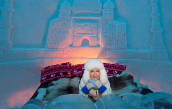 До снежного отеля в Норвегии довозят на собачьих упряжках До снежного отеля в Норвегии довозят на собачьих упряжках