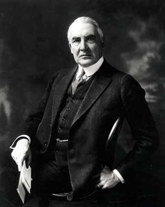 Охота на НЛО, переселение белок и купание голышом: странности американских президентов Охота на НЛО, переселение белок и купание голышом: странности американских президентов