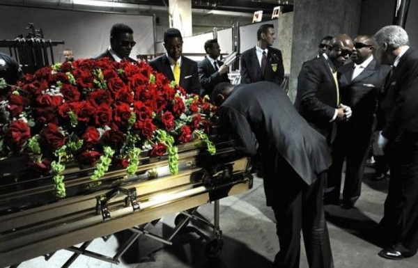 Как проходили самые дорогие и пышные похороны известных людей в истории Как проходили самые дорогие и пышные похороны известных людей в истории