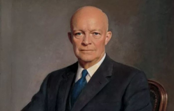 Охота на НЛО, переселение белок и купание голышом: странности американских президентов Охота на НЛО, переселение белок и купание голышом: странности американских президентов