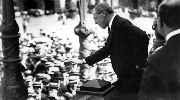 Охота на НЛО, переселение белок и купание голышом: странности американских президентов Охота на НЛО, переселение белок и купание голышом: странности американских президентов