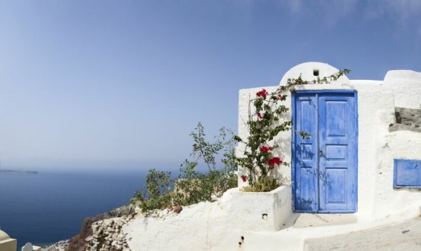 Почему на греческих островах все дома сине-белые и здания не красят в другие цвета Почему на греческих островах все дома сине-белые и здания не красят в другие цвета