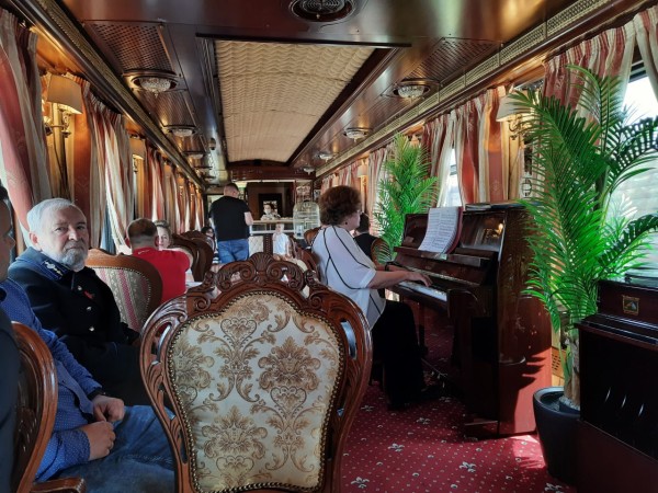 В горный парк Рускеала на поезде «Рускеальский экспресс» В горный парк Рускеала на поезде «Рускеальский экспресс»