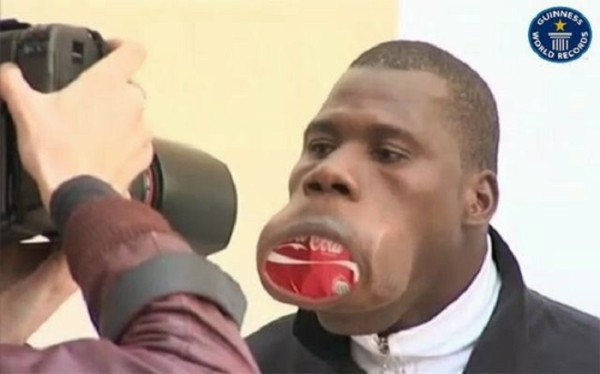 Как живёт мужчина с самым большим в мире ртом и почему ему больше нечего туда положить