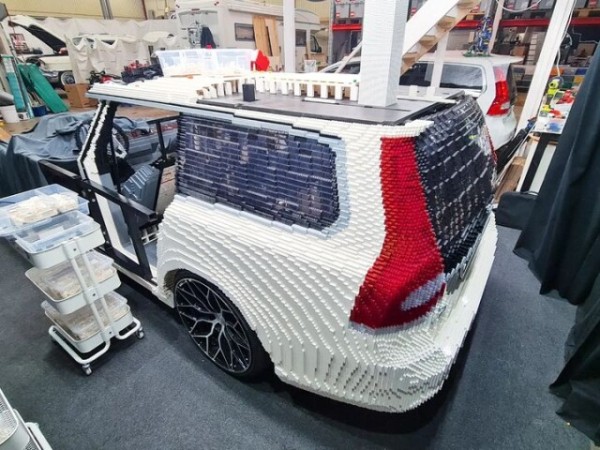 Парень строит Volvo V70 в натуральную величину полностью из LEGO (4 фото + видео) Парень строит Volvo V70 в натуральную величину полностью из LEGO (4 фото + видео)