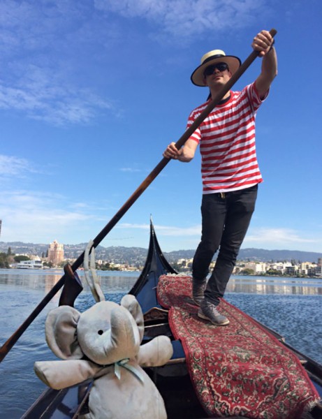 Потерянный плюшевый слоник путешествует по миру Потерянный плюшевый слоник путешествует по миру