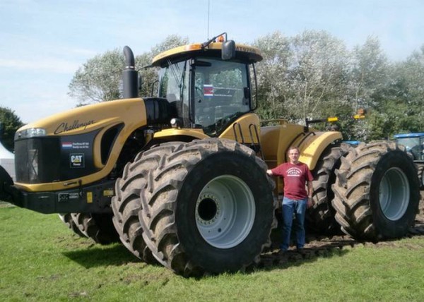 Самые огромные бульдозеры и тракторы в мире Самые огромные бульдозеры и тракторы в мире