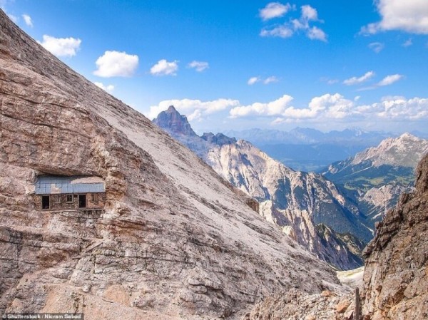 Потрясающие фото убежища времен Первой мировой войны в Доломитовых Альпах (10 фото) Потрясающие фото убежища времен Первой мировой войны в Доломитовых Альпах (10 фото)