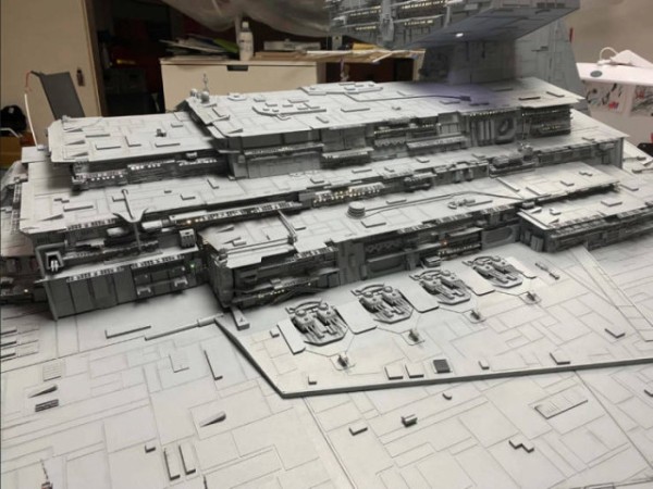 Фанат "Звёздных войн" создаёт у себя в гараже прототип звёздного разрушителя (10 фото) Фанат "Звёздных войн" создаёт у себя в гараже прототип звёздного разрушителя (10 фото)