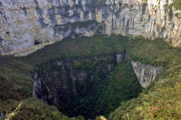 6 впечатляющих карстовых воронок мира (12 фото) 6 впечатляющих карстовых воронок мира (12 фото)