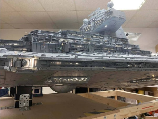 Фанат "Звёздных войн" создаёт у себя в гараже прототип звёздного разрушителя (10 фото) Фанат "Звёздных войн" создаёт у себя в гараже прототип звёздного разрушителя (10 фото)