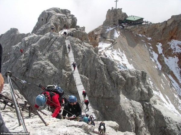 Потрясающие фото убежища времен Первой мировой войны в Доломитовых Альпах (10 фото) Потрясающие фото убежища времен Первой мировой войны в Доломитовых Альпах (10 фото)