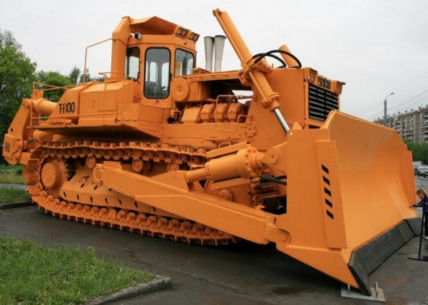 Самые огромные бульдозеры и тракторы в мире Самые огромные бульдозеры и тракторы в мире