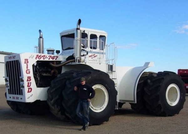 Самые огромные бульдозеры и тракторы в мире Самые огромные бульдозеры и тракторы в мире