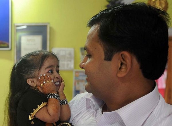 Рекорд Гиннеcса: самая маленькая женщина в мире (8 фото) Рекорд Гиннеcса: самая маленькая женщина в мире (8 фото)