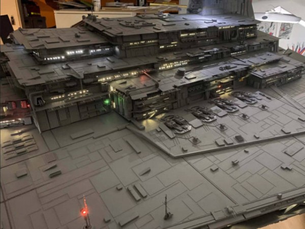 Фанат "Звёздных войн" создаёт у себя в гараже прототип звёздного разрушителя (10 фото) Фанат "Звёздных войн" создаёт у себя в гараже прототип звёздного разрушителя (10 фото)