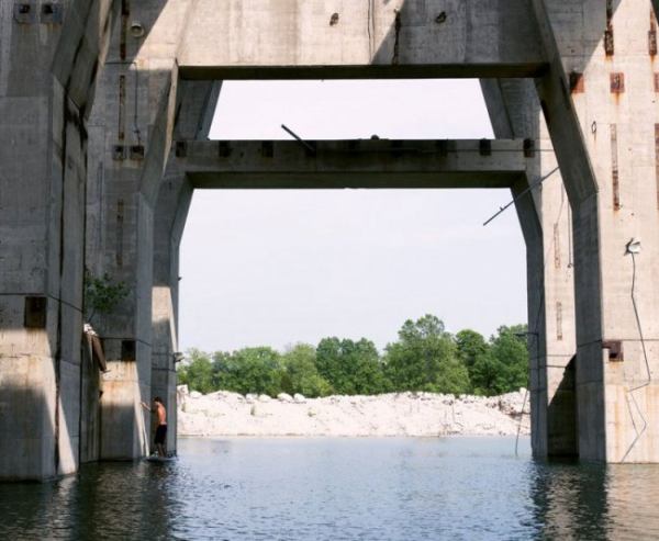 Стрит-арт в речной местности от Hula (12 фото) Стрит-арт в речной местности от Hula (12 фото)