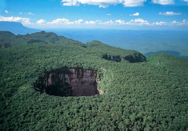 6 впечатляющих карстовых воронок мира (12 фото) 6 впечатляющих карстовых воронок мира (12 фото)