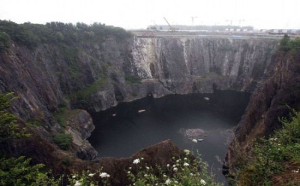 19-этажный отель в карьере Шанхая (8 фото) 19-этажный отель в карьере Шанхая (8 фото)