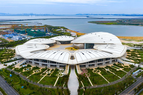 Россияне массово устремились в Китай на Новый год. Там их ждет «пивозаправка», улица роботов и родина Конфуция Россияне массово устремились в Китай на Новый год. Там их ждет «пивозаправка», улица роботов и родина Конфуция