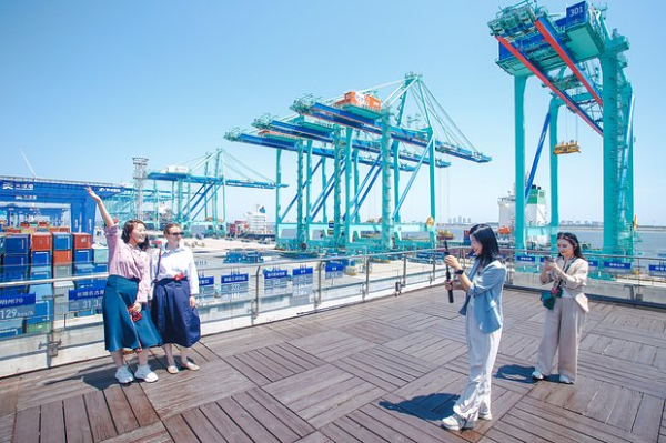 Россияне массово устремились в Китай на Новый год. Там их ждет «пивозаправка», улица роботов и родина Конфуция Россияне массово устремились в Китай на Новый год. Там их ждет «пивозаправка», улица роботов и родина Конфуция