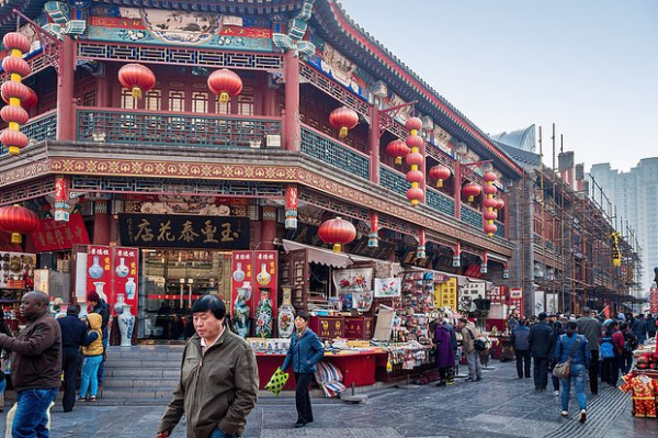 Россияне массово устремились в Китай на Новый год. Там их ждет «пивозаправка», улица роботов и родина Конфуция Россияне массово устремились в Китай на Новый год. Там их ждет «пивозаправка», улица роботов и родина Конфуция