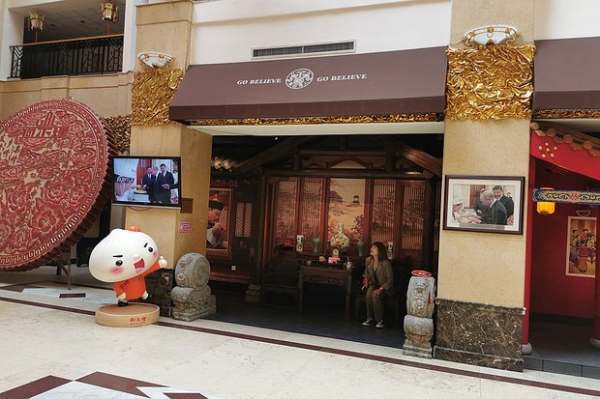 Россияне массово устремились в Китай на Новый год. Там их ждет «пивозаправка», улица роботов и родина Конфуция Россияне массово устремились в Китай на Новый год. Там их ждет «пивозаправка», улица роботов и родина Конфуция