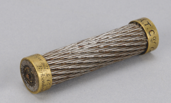 В магазине выставили 10 см обрезки стального троса ценой 2000 рублей, очередь за ними стояла на две улицы В магазине выставили 10 см обрезки стального троса ценой 2000 рублей, очередь за ними стояла на две улицы