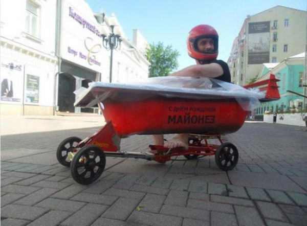 Гонки в майонезе в Москве (8 фото) Гонки в майонезе в Москве (8 фото)
