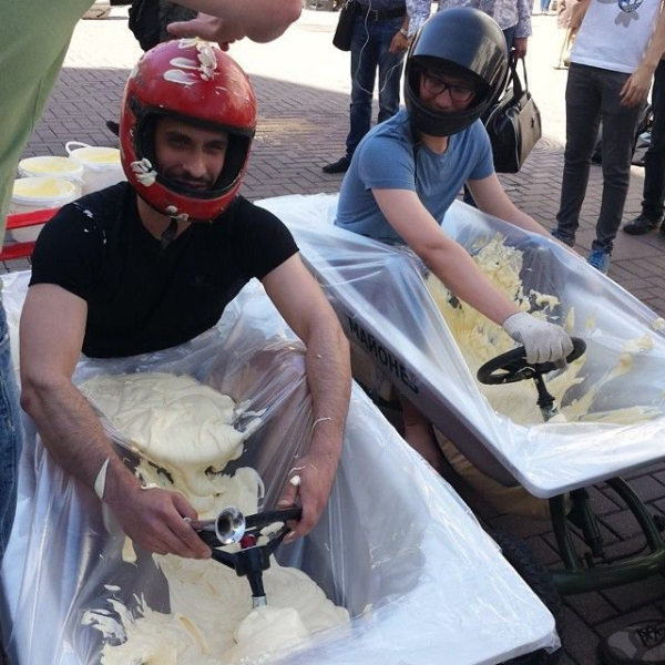 Гонки в майонезе в Москве (8 фото) Гонки в майонезе в Москве (8 фото)