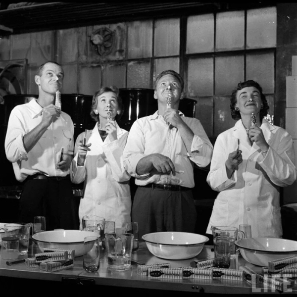 Каменный век алкоголя: Удивительные формы спиртных напитков 20 века Каменный век алкоголя: Удивительные формы спиртных напитков 20 века