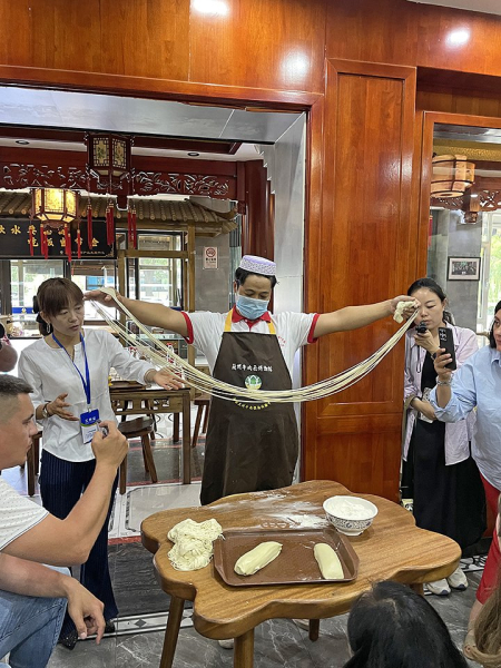 Летящая лошадь, храм-муравейник и лапша. Россияне массово едут в самый закрытый район Китая. Почему там нужно непременно побывать? Летящая лошадь, храм-муравейник и лапша. Россияне массово едут в самый закрытый район Китая. Почему там нужно непременно побывать?