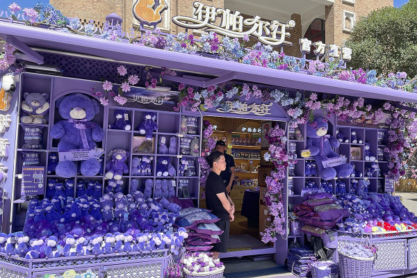 Летящая лошадь, храм-муравейник и лапша. Россияне массово едут в самый закрытый район Китая. Почему там нужно непременно побывать? Летящая лошадь, храм-муравейник и лапша. Россияне массово едут в самый закрытый район Китая. Почему там нужно непременно побывать?