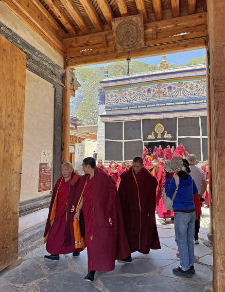 Летящая лошадь, храм-муравейник и лапша. Россияне массово едут в самый закрытый район Китая. Почему там нужно непременно побывать? Летящая лошадь, храм-муравейник и лапша. Россияне массово едут в самый закрытый район Китая. Почему там нужно непременно побывать?