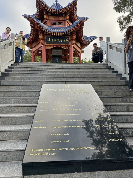 Летящая лошадь, храм-муравейник и лапша. Россияне массово едут в самый закрытый район Китая. Почему там нужно непременно побывать? Летящая лошадь, храм-муравейник и лапша. Россияне массово едут в самый закрытый район Китая. Почему там нужно непременно побывать?