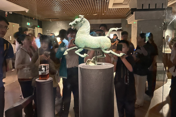 Летящая лошадь, храм-муравейник и лапша. Россияне массово едут в самый закрытый район Китая. Почему там нужно непременно побывать? Летящая лошадь, храм-муравейник и лапша. Россияне массово едут в самый закрытый район Китая. Почему там нужно непременно побывать?