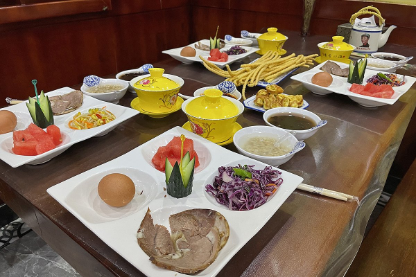 Летящая лошадь, храм-муравейник и лапша. Россияне массово едут в самый закрытый район Китая. Почему там нужно непременно побывать? Летящая лошадь, храм-муравейник и лапша. Россияне массово едут в самый закрытый район Китая. Почему там нужно непременно побывать?