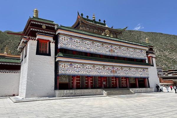 Летящая лошадь, храм-муравейник и лапша. Россияне массово едут в самый закрытый район Китая. Почему там нужно непременно побывать? Летящая лошадь, храм-муравейник и лапша. Россияне массово едут в самый закрытый район Китая. Почему там нужно непременно побывать?