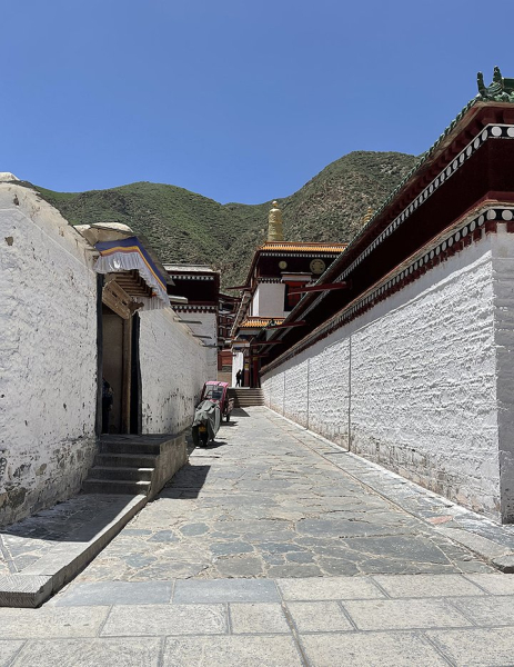 Летящая лошадь, храм-муравейник и лапша. Россияне массово едут в самый закрытый район Китая. Почему там нужно непременно побывать? Летящая лошадь, храм-муравейник и лапша. Россияне массово едут в самый закрытый район Китая. Почему там нужно непременно побывать?