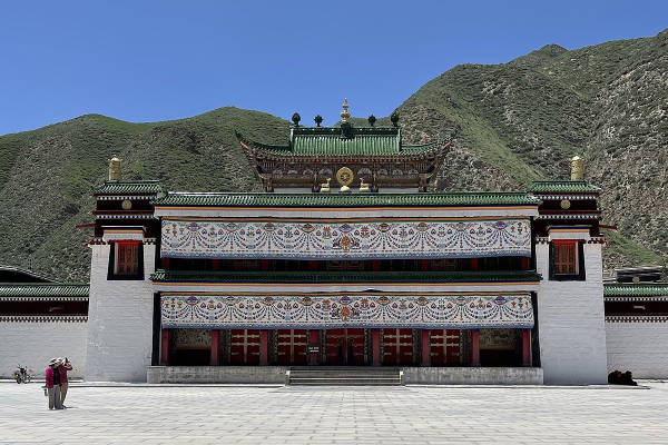 Летящая лошадь, храм-муравейник и лапша. Россияне массово едут в самый закрытый район Китая. Почему там нужно непременно побывать? Летящая лошадь, храм-муравейник и лапша. Россияне массово едут в самый закрытый район Китая. Почему там нужно непременно побывать?